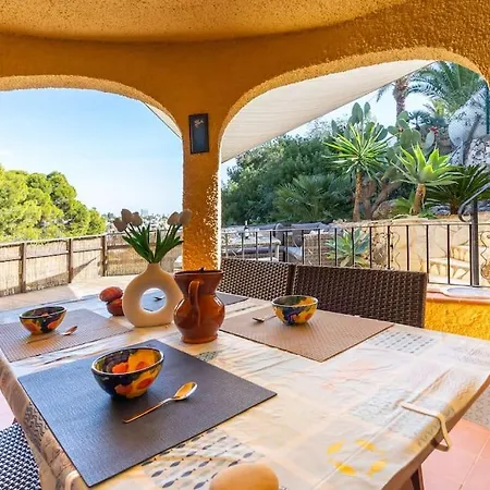 Spanish Style-villa, Heated Pool & Sea View カルプ
